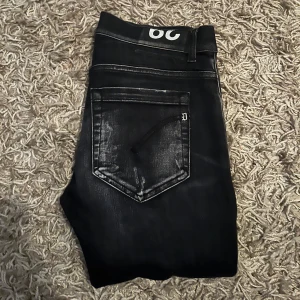 Dondup George  - Säljer mina dondup jeans då de aldrig kommer till användning längre. Storlek 29 och skit bra skick. 