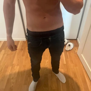 Mörkblå Replay jeans - Säljer min killes jeans,snygga mörkblå jeans från Replay.  Storlek 29 längd 32