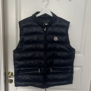 Dunväst - Aldrig använd, storlek 4 som motsvarar en L. NFC funkar på märket! DU VER VARFÖR DEN ÄR BILLIG!