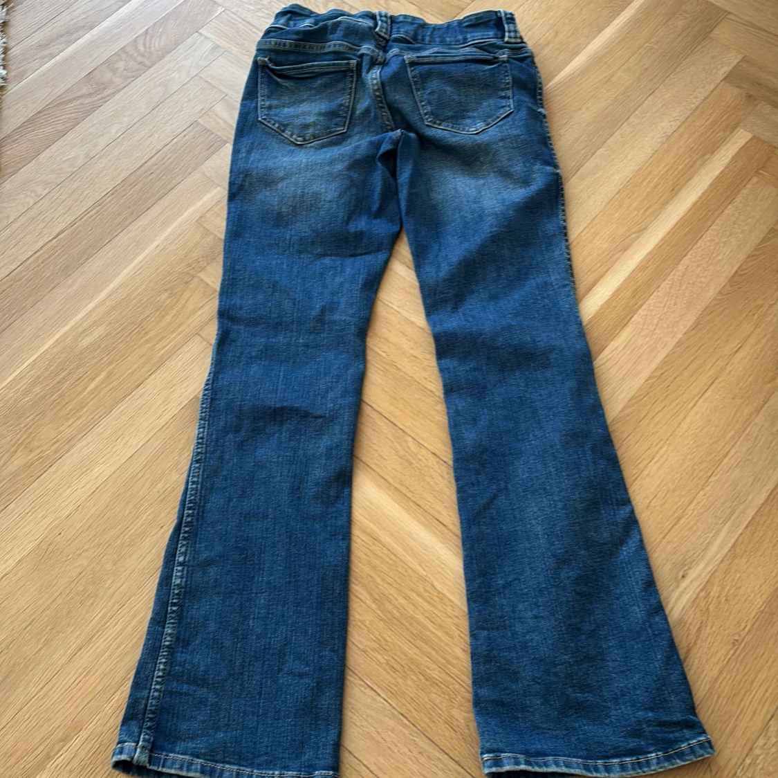 Blå bootcut jeans med dragkedjor från HM - 1