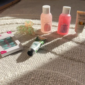 Dusch tvålar och handkrämer,Claw clip Turkosa lösnaglar från Glam of Sweden - Säljer ett paket med 12 st turkosa lösnaglar från Glam of Sweden. Naglarna har en snygg, matt finish och en klassisk oval form. Perfekt för dig som vill fixa naglarna snabbt och enkelt hemma.