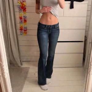 Hollister jeans - Storlek w24 i midjan. De är omsydda på benen från skinny till bootcut. 💙