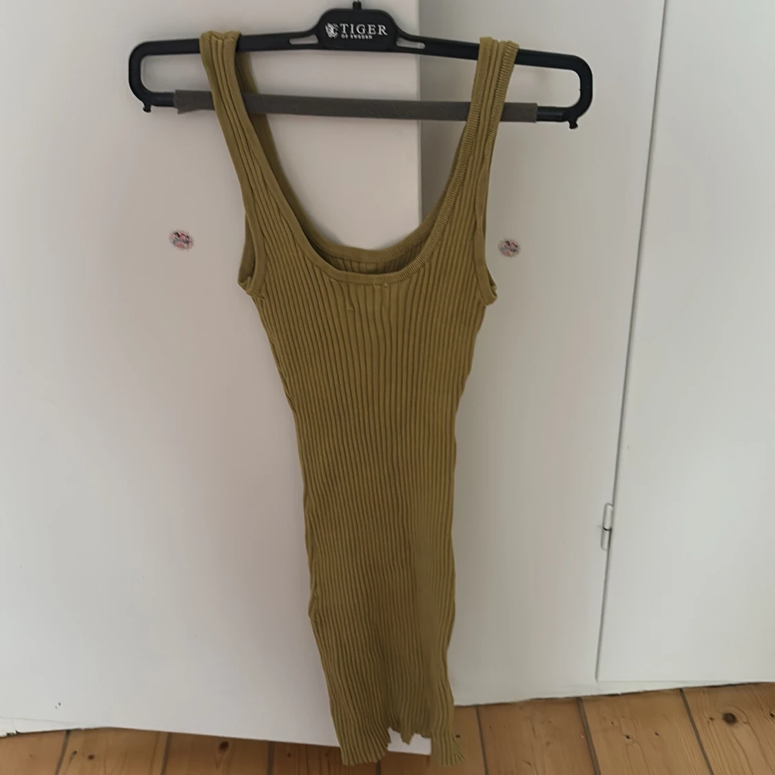 Ribbad grön klänning från H&M XS - 2