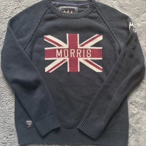 Mörkblå tröja från Morris - Säljer en snygg mörkblå tröja från Morris. Tröjan har långa ärmar och en rund halsringning. Perfekt för en stilren look. Tröjan har inga defekter. Bara och höra av sig vid funderingar! Säljer pga för liten. Passar 170-180. Modellen är 181cm 70kg