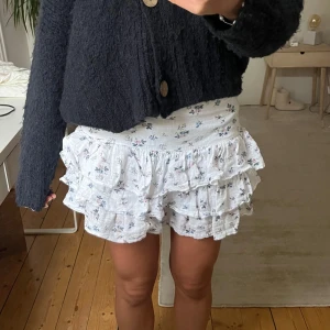 Volangkjol  - Volangkjol i linne med blommor. Har vikt in kanten lite på bilden. Så fin! 😍