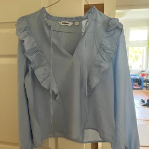 Söt ljusblå blus i storlek XS - Super söt blus i storlek XS/32. Använd fåtal gånger. 