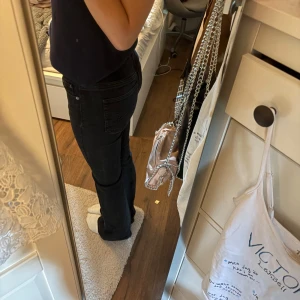 Svarta jeans - Säljer dessa skit snygga svarta jeans, knappt använda. 