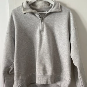 Halv-zip tröja - Säljer en halv zip tröja från Junkyard då den aldrig används. Tröjan är i bra skick utan flaws och knappt använd. Tveka inte på att höra av dig vid frågor‼️