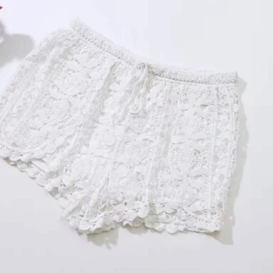 Vita spets-shorts med snörning - Säljer ett par vita shorts i spets. Xs/s