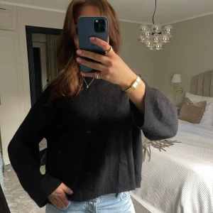 Stickad tröja från arket  - Stickad tröja från arket men perfekt passform! Så bra att ha i garderoben. 