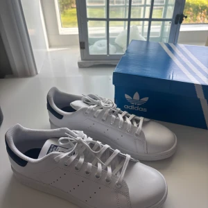 Adidas Stan Smith skor - Säljer dessa helt nya adidas stan smith skorna. Ni får med orginialförpackning, endast testade 1 ggn. Storlek 39 1/3 🩷skickar samma dag 