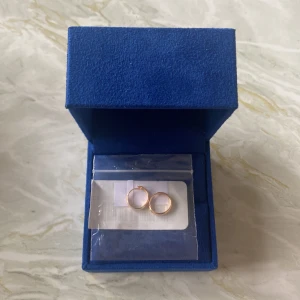 18K guld creoler 12mm från Ur & Penn - Säljer ett par klassiska små creolörhängen i 18 karat guld, 12 mm i diameter. Kommer i original blå ask från Ur & Penn. Perfekta för dig som gillar stilrena och tidlösa smycken. Aldrig använda! 