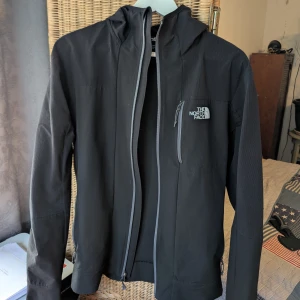 The north face vindjacka  - The north face jacka, storlek S, super skick förutom 2 små hål inuti fickorna, Nypris runt 900kr, mitt pris 459kr, bara att höra av er vid funderingar!