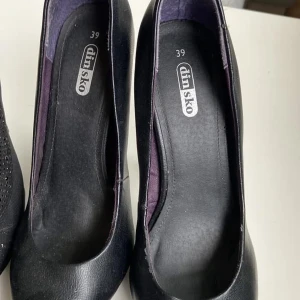 Svarta pumps med klack från Din Sko - Säljer ett par klassiska svarta pumps från Din Sko i storlek 39. Knappt använda är som helt nya.Skorna har rund tå och hög klack, perfekta för dig som gillar en stilren look. Passar till många olika outfits och är enkla att matcha.har över 10 par skor i storlek 38,39 fynda till mycket bra pris. Allt ska bort pågrund av flytt.skynda fynda 👍finns i norsborg botkyrka eller fraktas.