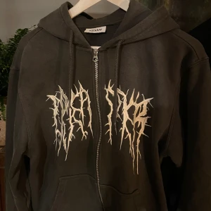 Graphic hoodie från weekday. Bra skick, storlek small.  - Weekday hoodie i storlek small. Bra skick, skönt material, fin grå färg. Pris kan diskuteras! 