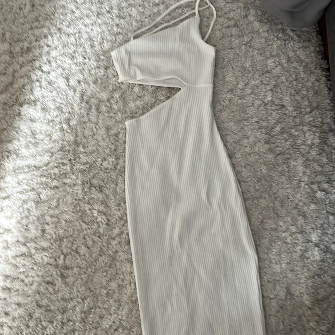 Vit ribbad långklänning med oneshoulder