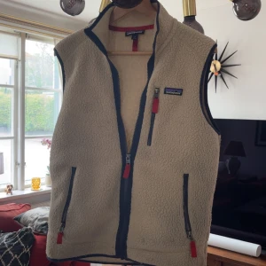 Beige fleeceväst från Patagonia - Säljer en beige fleeceväst från Patagonia i storlek  S i ett gott skick, perfekt till våren och kyligare sommarkvällar. 