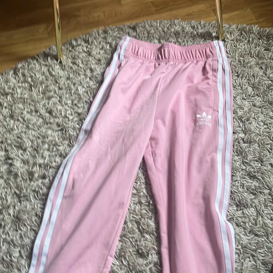 Rosa Adidas träningsbyxor med vita ränder och en matchande tröja till - 3