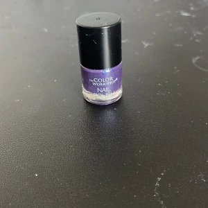 Lila nagellack från The Color Workshop - Säljer ett lila nagellack med skimrande finish från The Color Workshop. Använt ca 1 gång på typ 4 naglar.