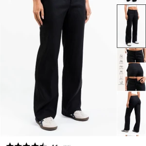 Svarta vida byxor från madlady - Säljer ett par svarta byxor från madlady med låg midja och vida ben. Byxorna har en stilren look utan synliga knappar eller dragkedja framtill och är perfekta för en trendig vardagsstil. Ett par skit snygga innebyxor som tyvärr inte passade mig och tiden för retur hade gått ut. Stolek regular/38. Nypris 700, mitt pris 500. Går att diskuteras