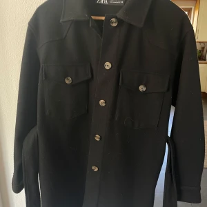 Svart tyg jacka  - Tyg jacka från Zara med knappar! 