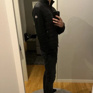 Moncler cardigan - Moncler cardigan i storlek M i mycket finnt skick. Kan försöka leta fram tags och kvitto om jag har kvar. Skick 9/10, fraktar samma dag. Nypris runt 11 000 mitt pris 5000kr . Hör va er vid frågor. Mvh Viktor🙌😊