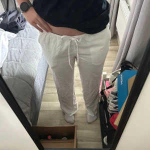 Vita linnebyxor med dragsko - Säljer ett par vita lågmidjade linnebyxor från HM i storlek M. Byxorna är aldrig använd/ helt nya. Skriv för flera bilder, information, intresse eller andra frågor💖
