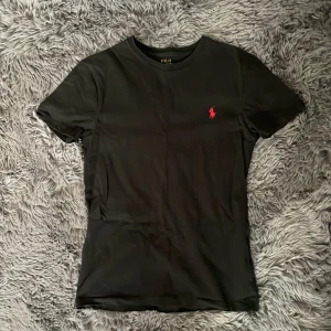 Svart t-shirt från Polo Ralph Lauren - Clean och snygg t shirt, fräsh å snygg t shirt för alla tillfällen, storlek XS , säljer för den är för liten