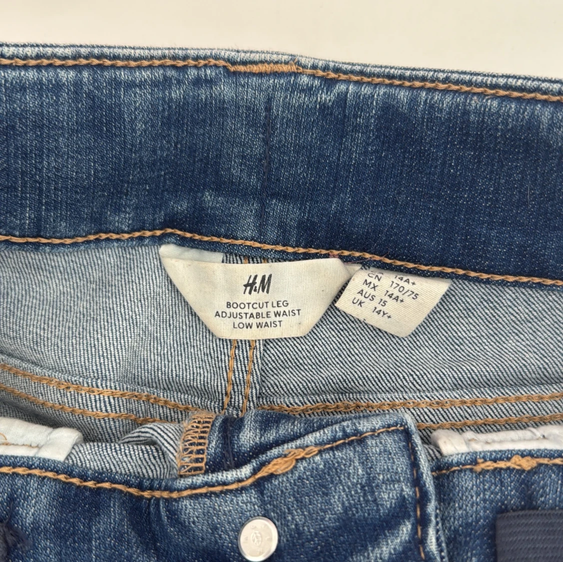 Blå jeansshorts med fransar från H&M - 2