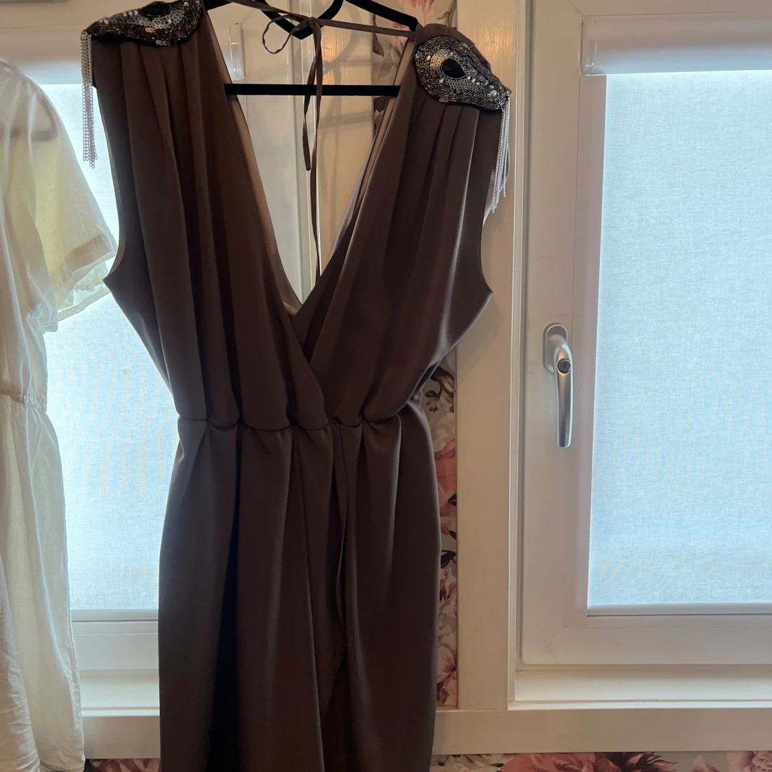 Mörkgrå klänning med djup v-ringning och pärldetaljer - 1