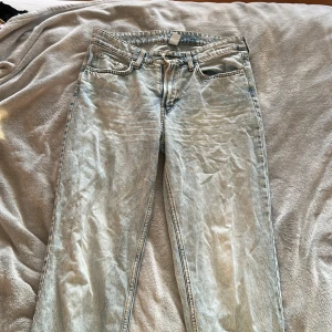 Ljusblå baggy jeans - Baggy jeans med ett ganska tunt jeans material. Går att bära både högmidjat och lågmidjat