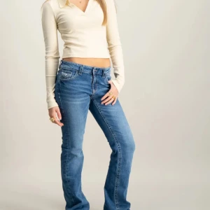Blå bootcut jeansbyxor - Säljer ett par klassiska blå bootcut jeans med låg midja. Jeansen har fem fickor, dragkedja och knapp framtill. Perfekta för dig som gillar en tidlös denimlook med lite utsvängda ben. Aldrig använda! Jeansen är ifrån Gina Young i storlek 170, men passar mig som har xs/s på byxor. 💕