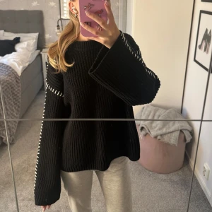 Svart stickad tröja med vita detaljer - Superfin och skön svart stickad tröja med vita sömmar på ärmarna🩷storlek xs från Gina tricot!