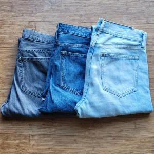 PAKET 3 par jeans Relaxed / Loose fit H&M Man - Säljer sonens 3 par raka relaxed fit jeans i olika färger: ett par ljusblå 31/32, ett par klassiska mellanblå 31/32 och ett par grå 31/30. Fler bilder kan fås om man vill. Säljs helst som paket 400kr, annars 150 kr styck. Mycket fint skick, lite använda. Enda är tre pyttesmå prickliknande fläckar på ena bakfickan på de ljusa jeansen, syns på bild 5, knappt synbart.