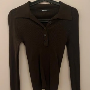 Stickat set från gina - Brunt stickat set från gina i storlek xs, lapparna är bortklippta men de har aldrig använts