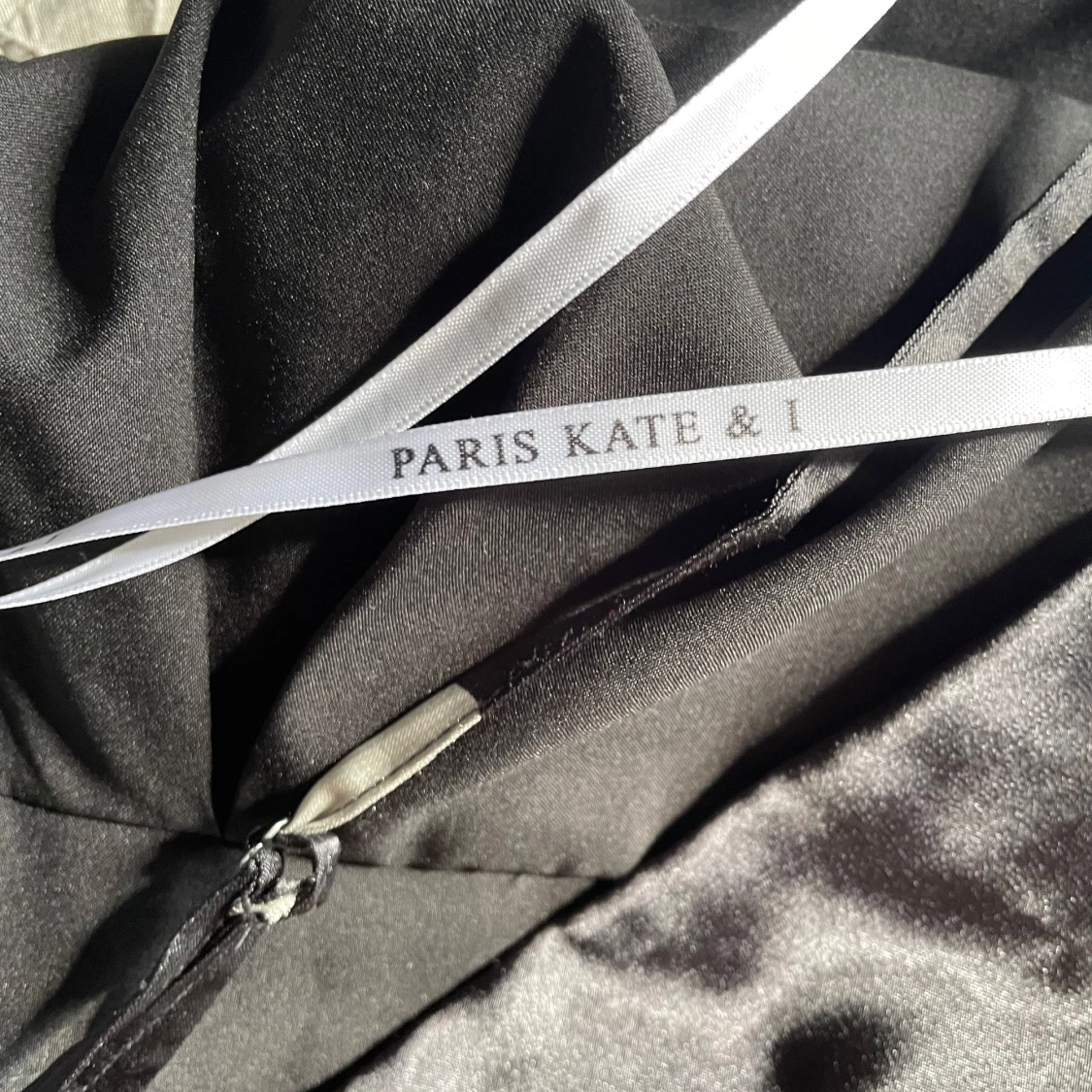 Prickig klänning i silke - 2