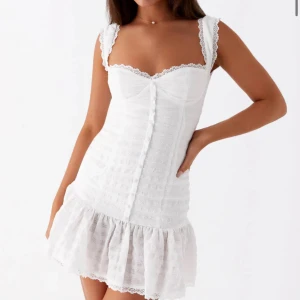 Vit Kristina Mini Dress från Peppermayo🩷 - Supersöt vit klänning från Peppermayo perfekt till studenten eller som sommarklänning🩷Endast testad med lapp kvar o allt så oanvänd, tänkt som studentklänning men säljer då jag har annan🩷Hur fin som helst med nypris 792kr 