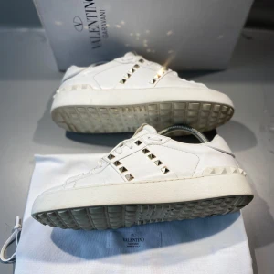 Valentino skor - Hej! Säljer nu mina skor från märket Valentino, storlek 38 bra skick, givetvis äkta. Tveka inte på att höra av dig om du har frågor eller funderingar kring skorna! 