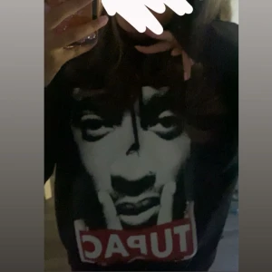 Tupack hoodie - Tupack hoodie från pull and bear, strl M