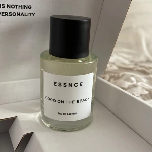 ESSNCE Coco On The Beach Eau de Parfum - Parfymflaska med minimalistisk design från ESSNCE. Doften heter Coco On The Beach och kommer i en genomskinlig glasflaska med svart skruvkork. Perfekt för dig som gillar fräscha och somriga dofter.