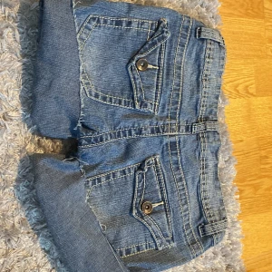 Blå jeansshorts med fickdetaljer - Klippt dom själv till jeans går att klippa mer själv om man skulle vilja ha kortare .
