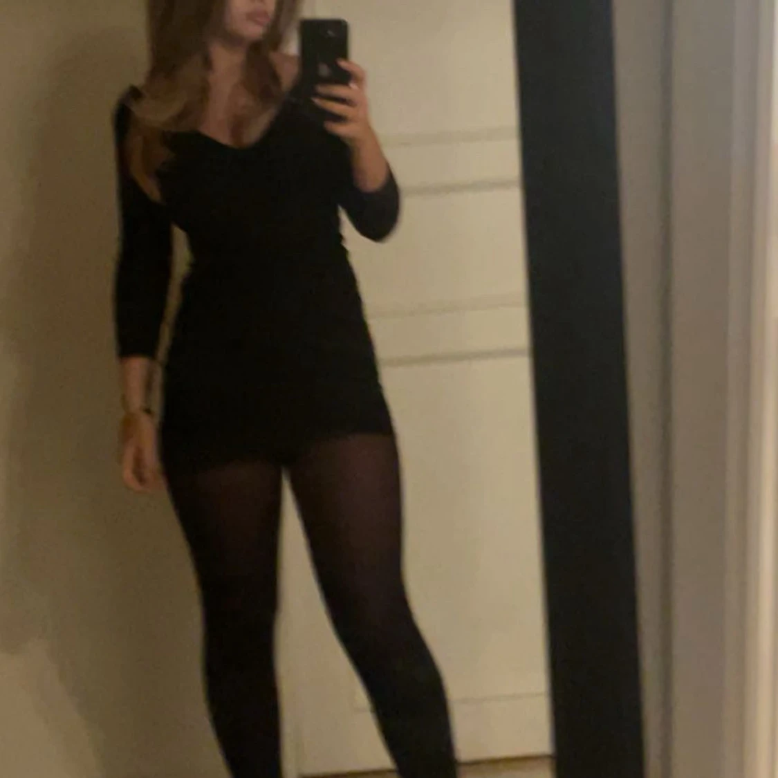 Svart tight kortklänning med v-ringning - 2