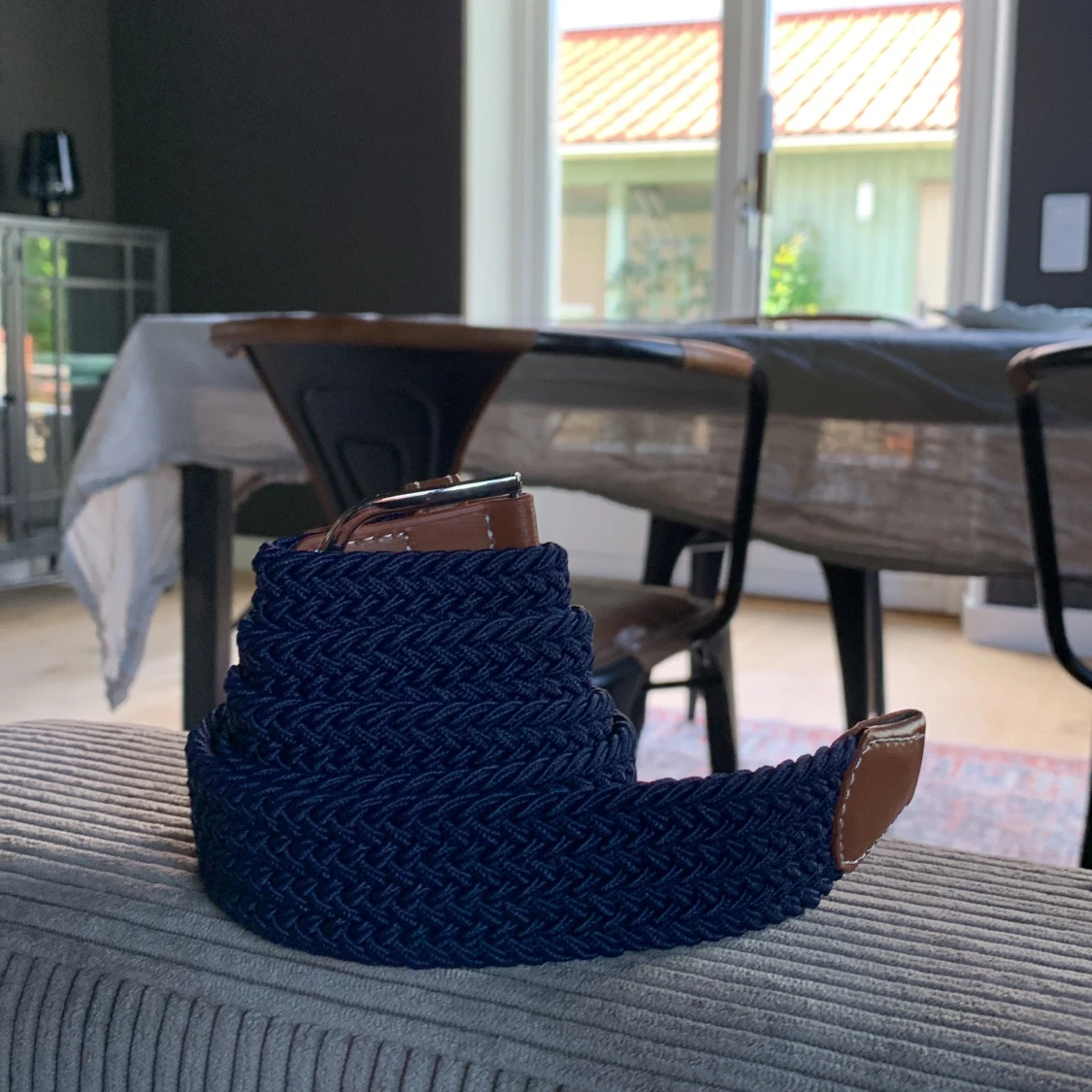 Mörkblå flätat bälte med bruna skinn-detaljer