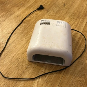 UV lampa - UV lampa till gelé. Säljer då jag köpt en ny. Fungerar!