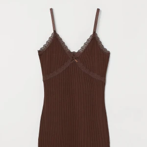 Chokladfärgad klänning - Chokladfärgad klänning. Stretchiga och mjuk material. Kroppsformad. Storlek M. Köpt från h&m.