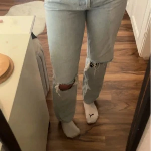 Ljusblå jeans från Gina  - Ljusblå jeans med raka ben och slitningar vid knäna från Gina perfekt jeans. Jätte fina och knappt använda .Perfekta för en casual look.