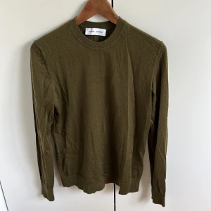 Olivgrön tröja från Samsøe Samsøe - Säljer en olivgrön långärmad tröja från Samsøe Samsøe i storlek M. Tröjan har rund halsringning och är tillverkad av återvunnet material. Enkel och stilren design som passar perfekt till många olika outfits.