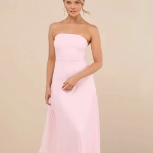 Ljusrosa axelbandslös balklänning - Säljer min superfina  helt oanvända balklänning då den var för liten. Prislappen är fortfarande kvar. Skriv privat för mer information till exempel privat bild på klänningen. 