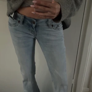 Low waist jeans - Säljer ett par ljusblå jeans från g Rise!! Helt oanvända och super super snygga