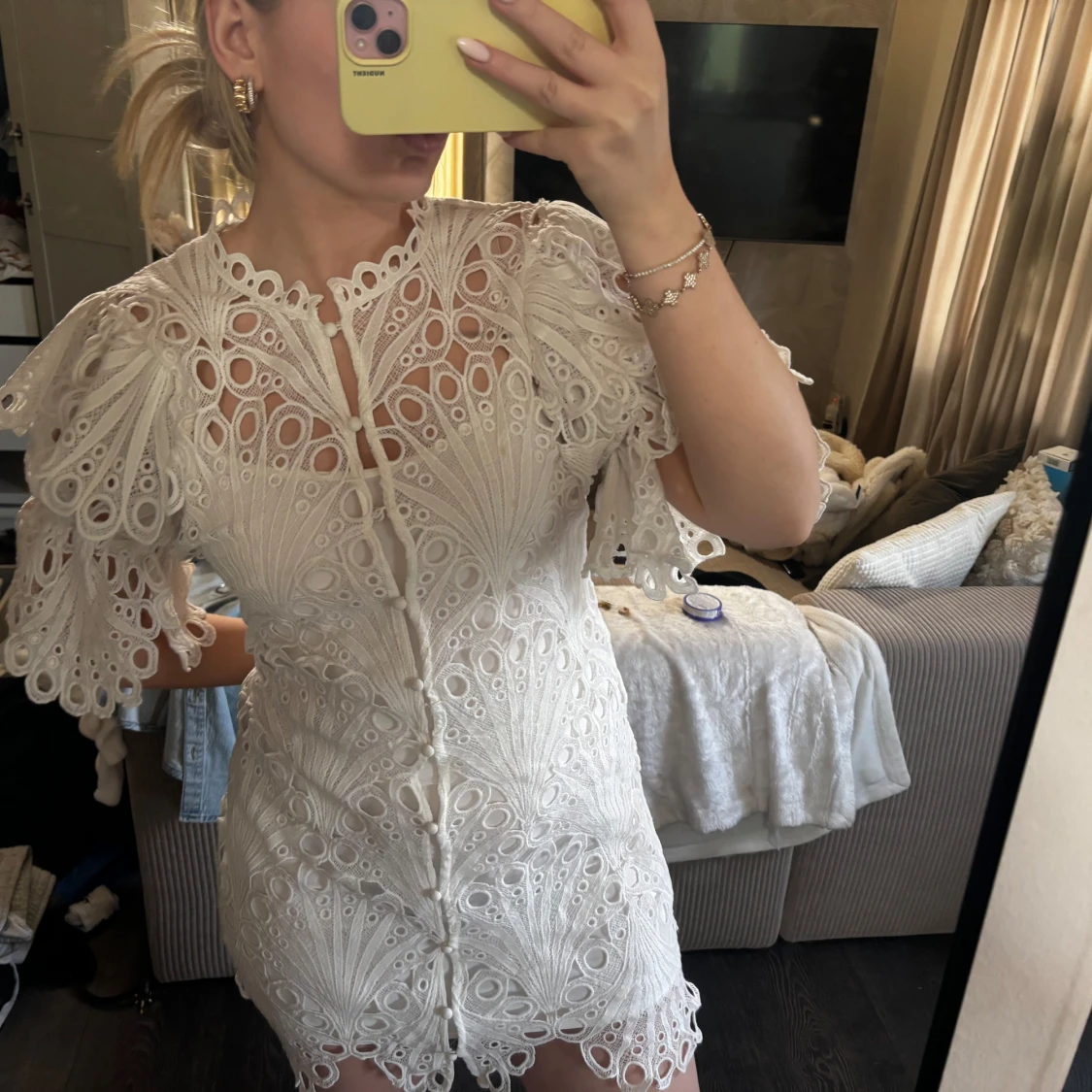 Vit spetsklänning med volangdetaljer - 2